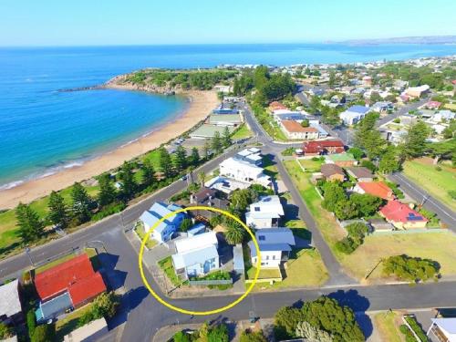 Port Elliot Beachcomber on Horseshoe Bay linen included spotless - carbon neutral hotel in Port Elliot