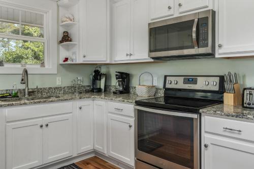 A Sloth's Retreat by Oak Island Accommodations - photo 38