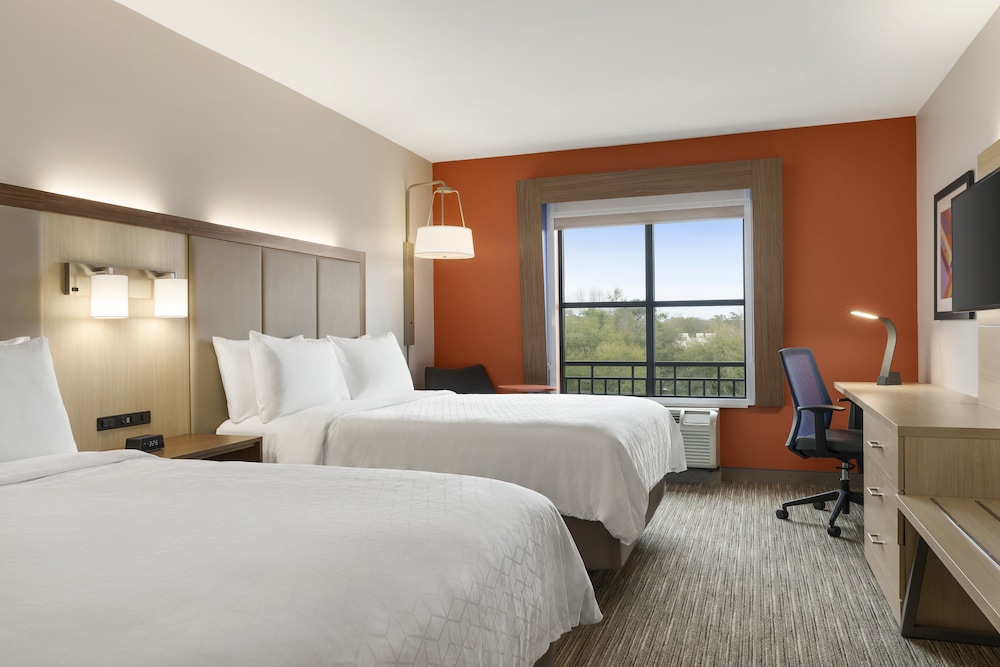 Holiday Inn Express & Suites Mt. Pleasant an IHG Hotel - photo 4