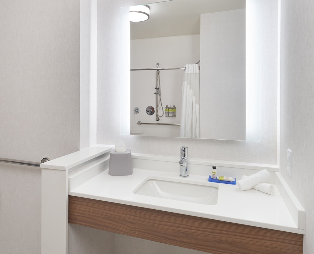 Holiday Inn Express Doral Miami by IHG - photo 13