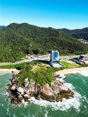 Suíte com vista para montanhas no Blue Sea Hotel beira mar lazer completo in Itapema, Brasil