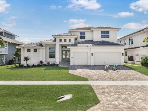2024 Monsterrat model waterfront home with lap pool — 4-Star Luxury Hotel in Marco Island, United States