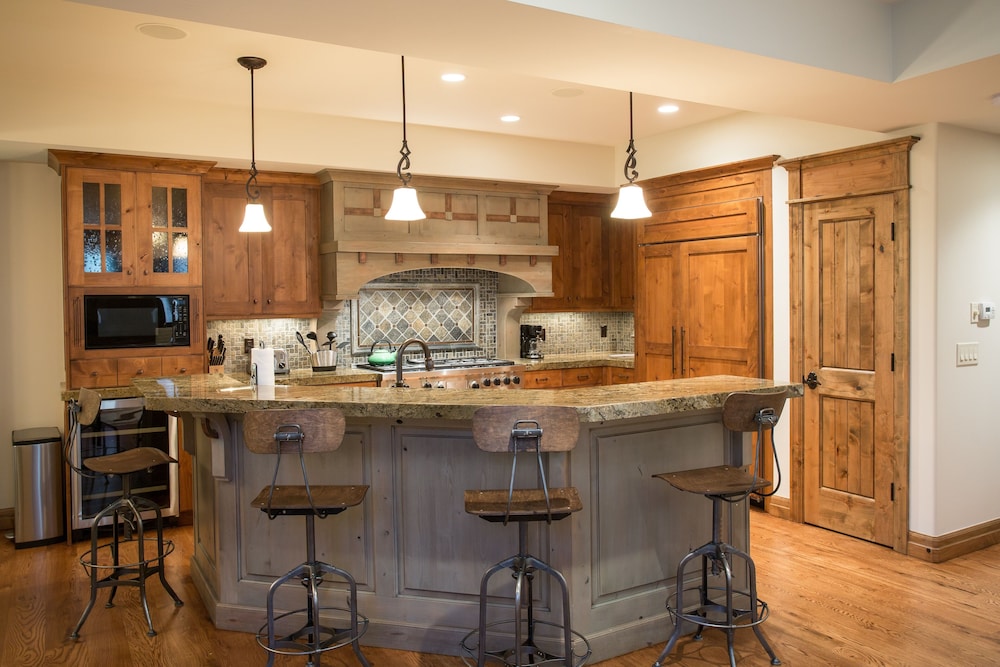 9201 Silver Aspen Five Bedroom Loft Luxury Townhome 4 Hotel Room - photo 9