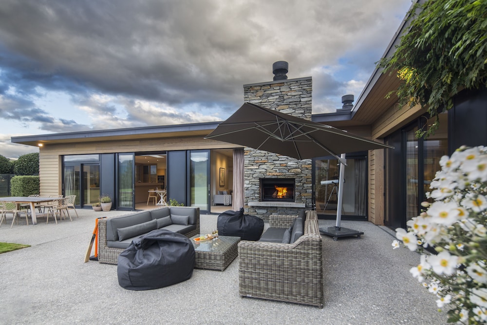 Alpine Retreat — 4-Star Luxury Hotel in Queenstown, New Zealand