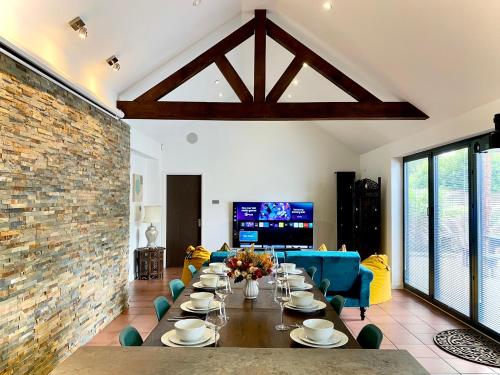 6 Bedroom Bungalow Ascot Racecourse LegoLand Windsor Castle 75 TV — 4-Star Luxury Hotel in Ascot, United Kingdom