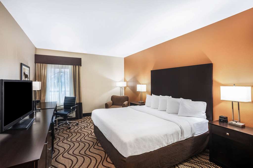 La Quinta Inn & Suites by Wyndham Beeville - photo 13