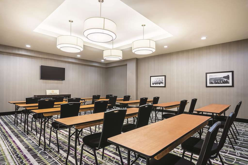 La Quinta Inn & Suites by Wyndham Clifton Park Saratoga Area - photo 19