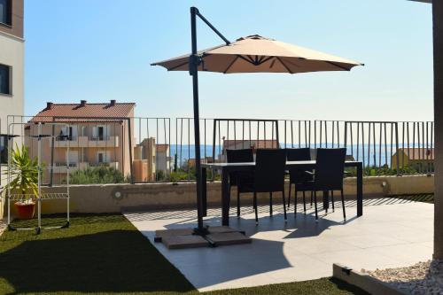 Adriatic Split beach apartment with sea view and garden — 4-Star Luxury Hotel in Podstrana, Croatia