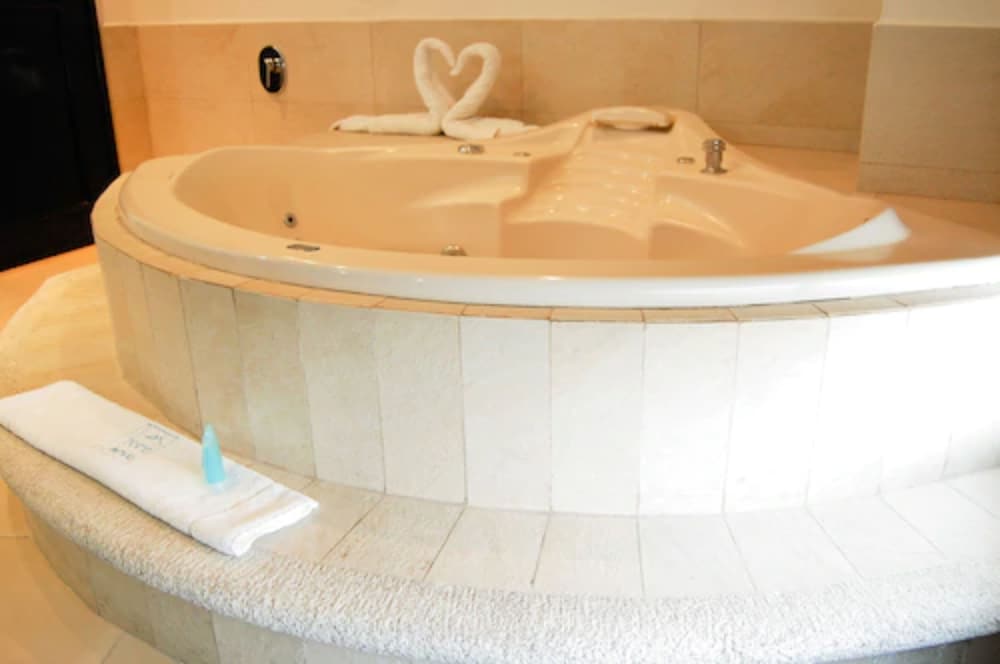 Jetted tub