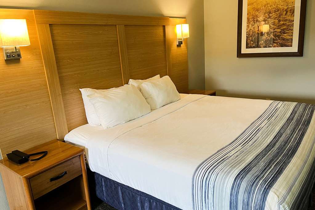 Days Inn & Suites by Wyndham Williamsburg IA North - photo 13
