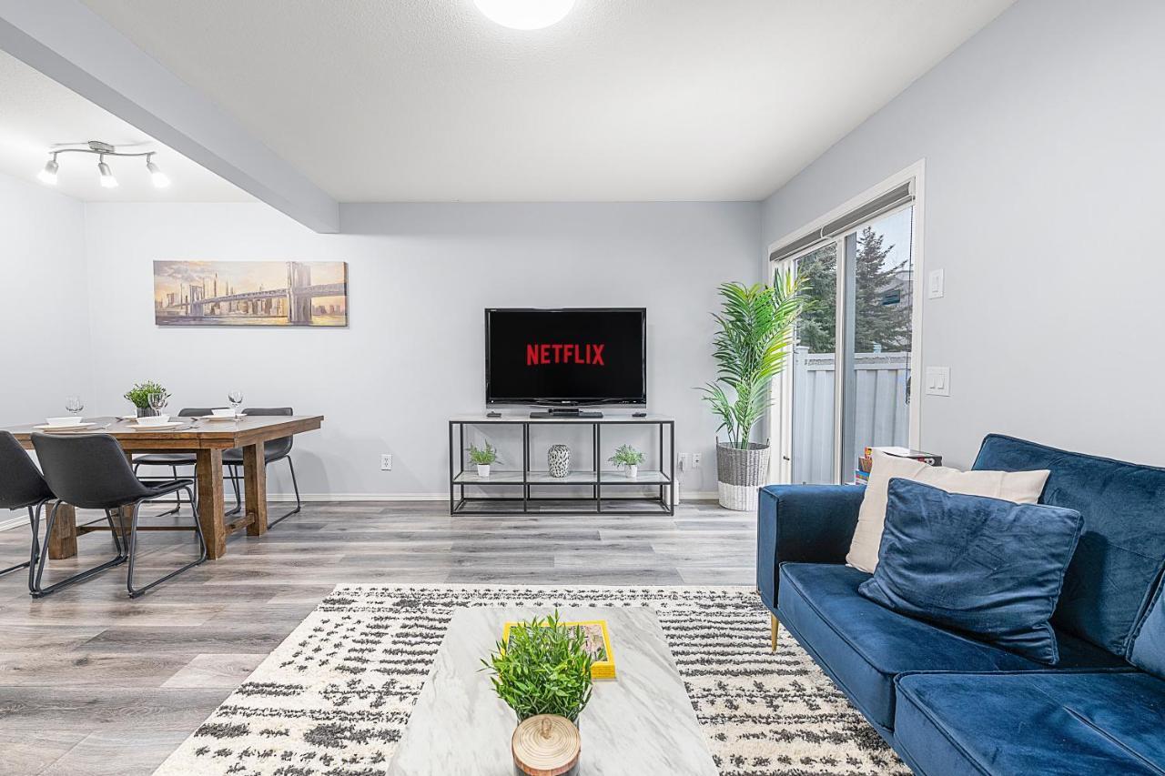 Large Townhome Near Anthony Henday in Ellerslie with Driveway & Visitor Parking King Bed 4 Queen Beds Fully Equipped Kitchen & More in Edmonton, Canada