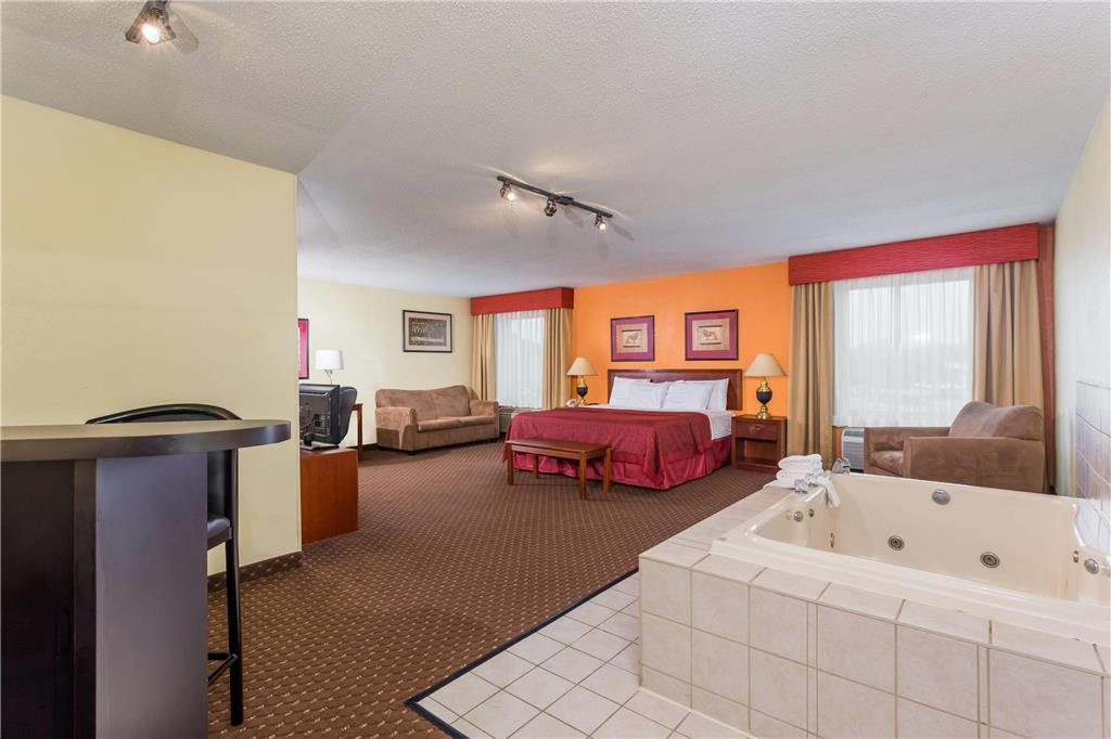 Days Inn & Suites by Wyndham Bloomington Normal IL - photo 16
