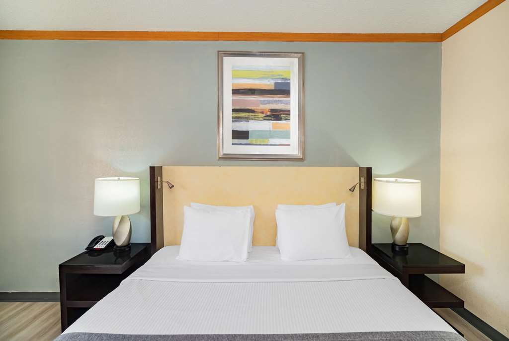 Red Roof Inn & Suites Hinesville - photo 18