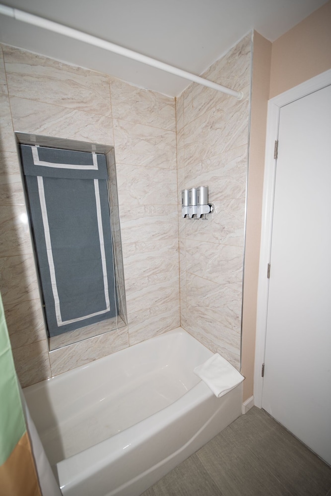 Flushing Garden Hotel - photo 17