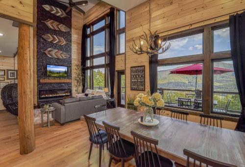 Stunning View Luxury Heated Pool Arcade Theater 12 — 4-Star Luxury Hotel in Sevierville, United States
