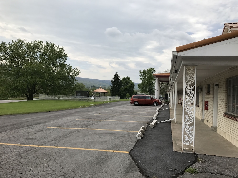 Relax Inn Altoona - photo 98