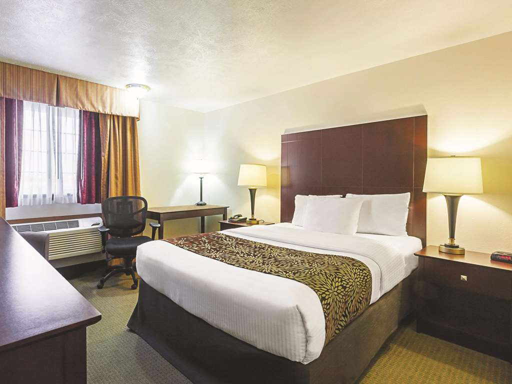 La Quinta Inn & Suites by Wyndham Woodburn - photo 14