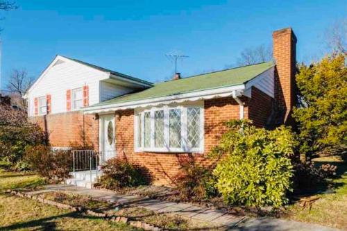 Newly renovated charming home with parking — 4-Star Luxury Hotel in Fort Washington, United States