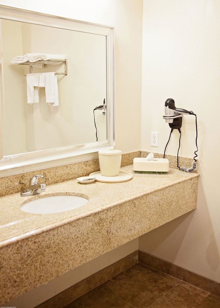 Big Lake Inn & Suites - photo 14