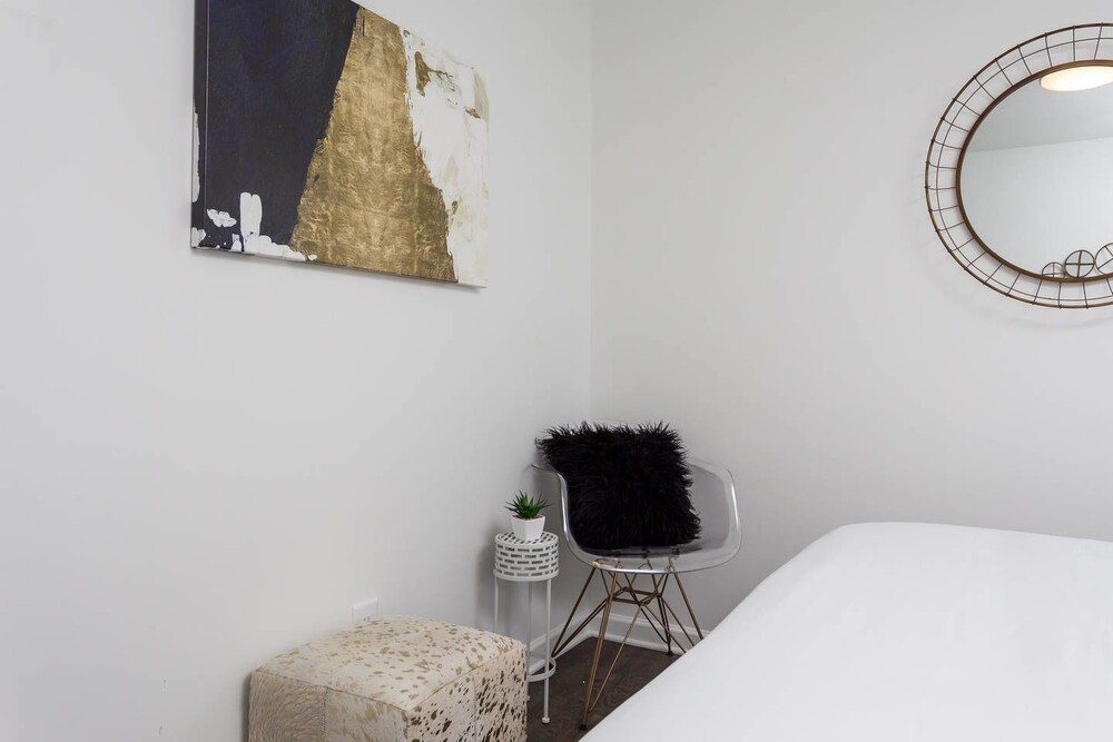 10 BRs Comprised of 2 5BR Suites by Domio - photo 3