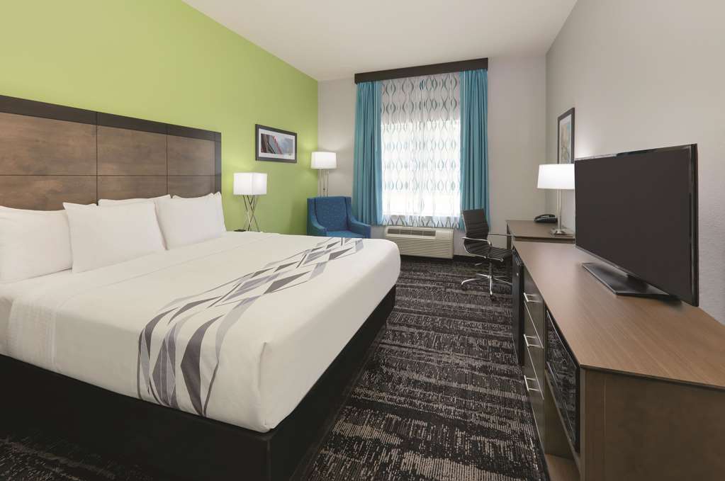 La Quinta Inn & Suites by Wyndham Tyler South - photo 21