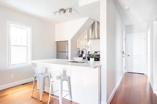Jennifer's Chic Modern 1st Floor Apt Private Patio — 4-Star Luxury Hotel in Providence, United States