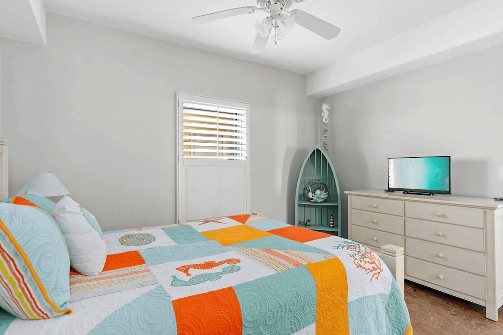 Emerald Isle Resort 405 by Avantstay Beachfront Beach Chairs Pool Access - photo 12