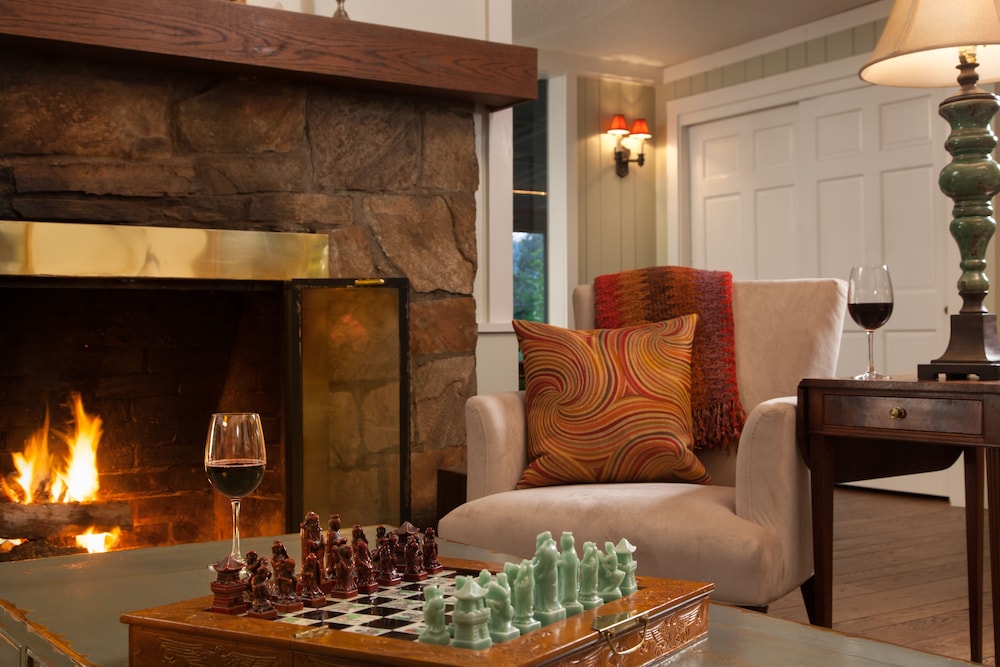 1906 Pine Crest Inn - photo 4