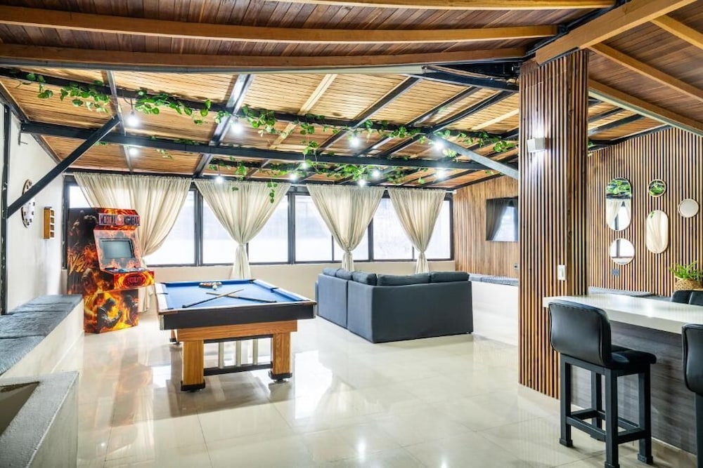 6 bedroom penthouse with pool table 1 block from Lleras park p4 — 4-Star Luxury Hotel in Medellin, Colombia
