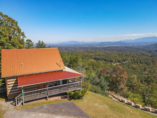 Super View Smoky Mtn Log Cabin Pool Table Hot Tub — 4-Star Luxury Hotel in Sevierville, United States