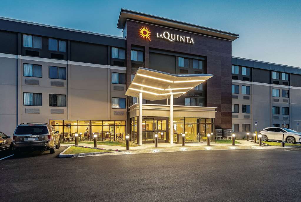 La Quinta Inn & Suites by Wyndham Salem NH - featured photo