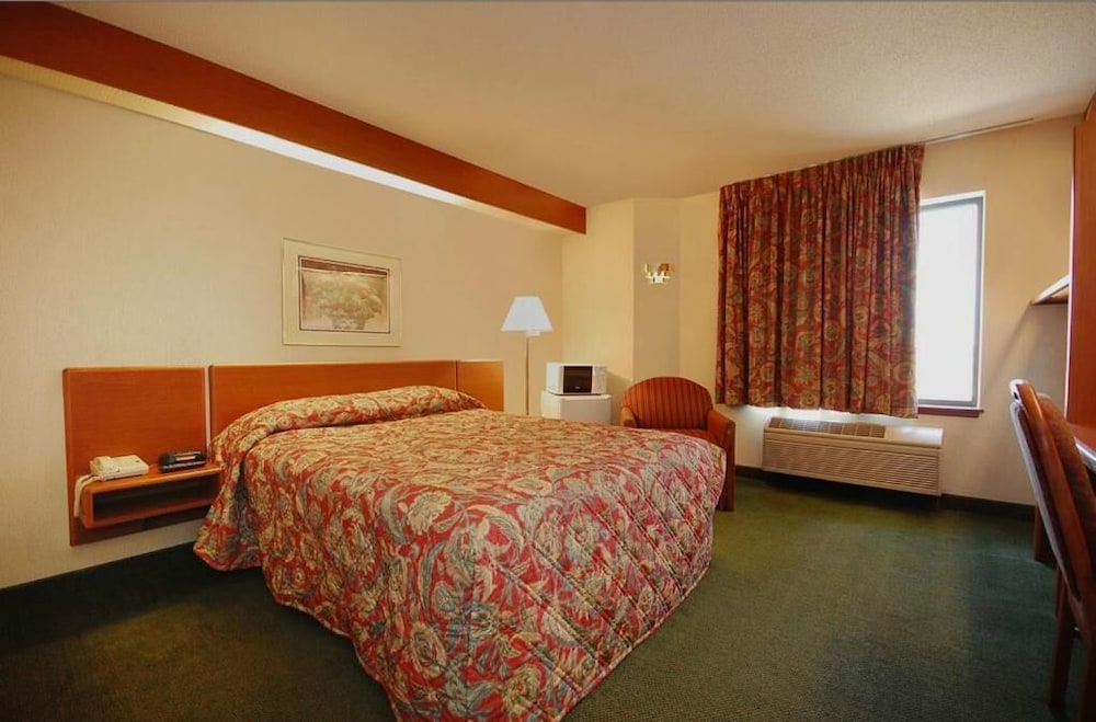 Syracuse Inn & Suites - photo 14