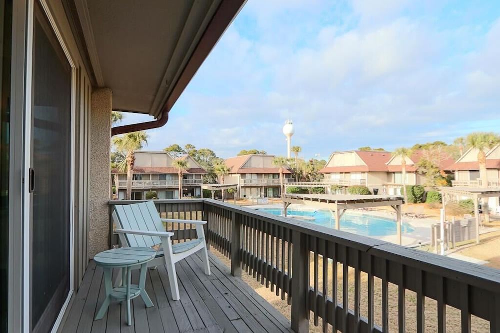 Newly Remodeled Two story Condo w Wifi Steps From Beach & Dining — 4-Star Luxury Hotel in Beaufort, United States