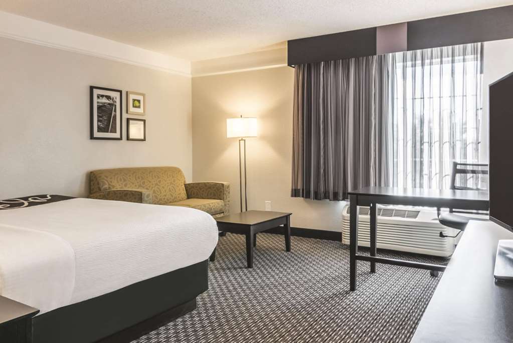 La Quinta Inn & Suites by Wyndham Orlando Airport - photo 34