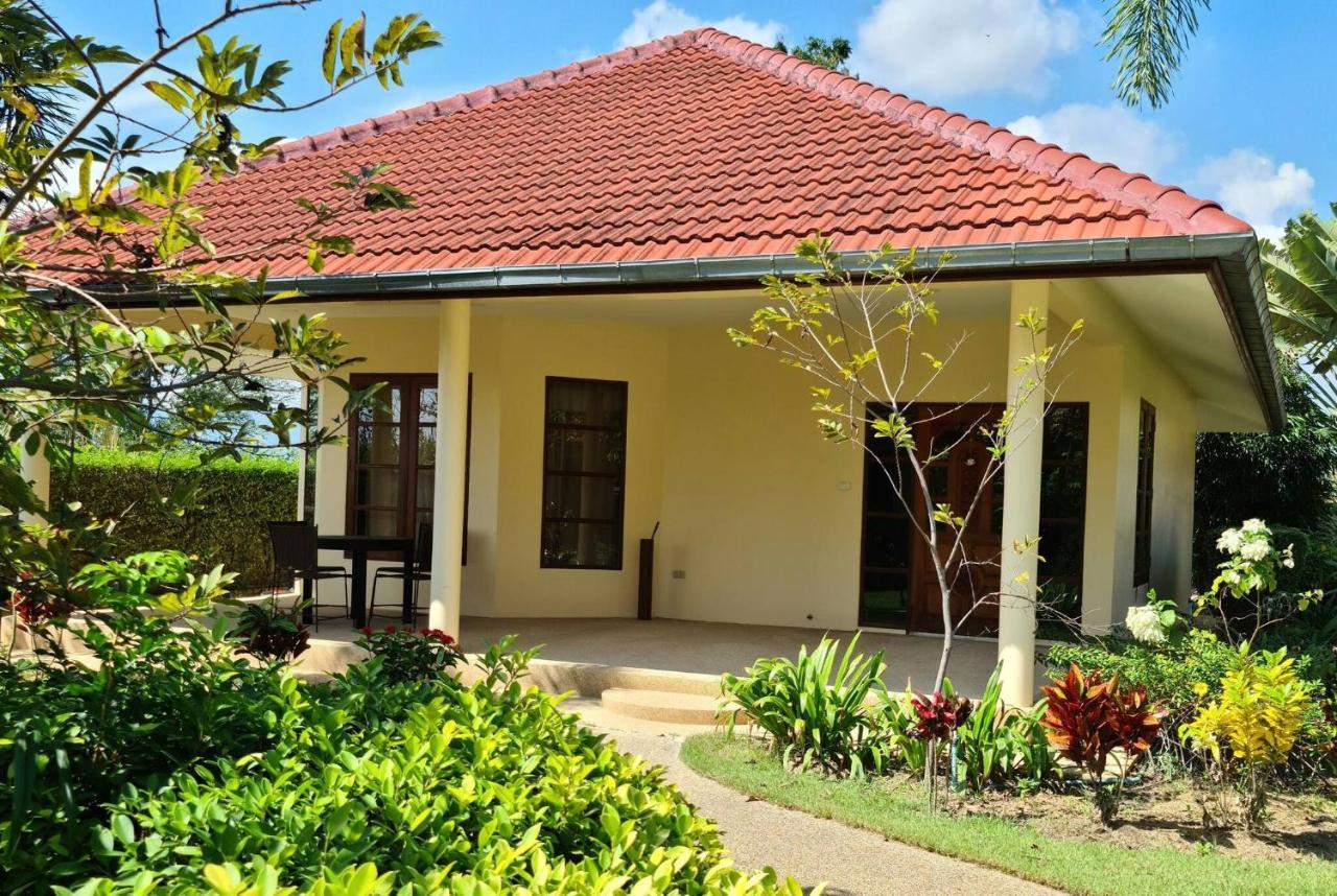 Beautiful bungalow with shared outdoor pool and 2km from the beach — 4-Star Luxury Hotel in Cha-Am, Thailand
