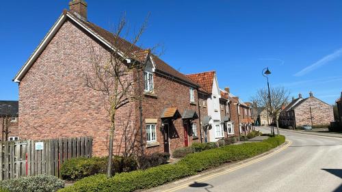 Spoonbill Cottage Part of the The Bay Filey Holiday Village with pool gym and direct beach access pub restaurant tennis and meadows walks — 4-Star Luxury Hotel in Filey, United Kingdom