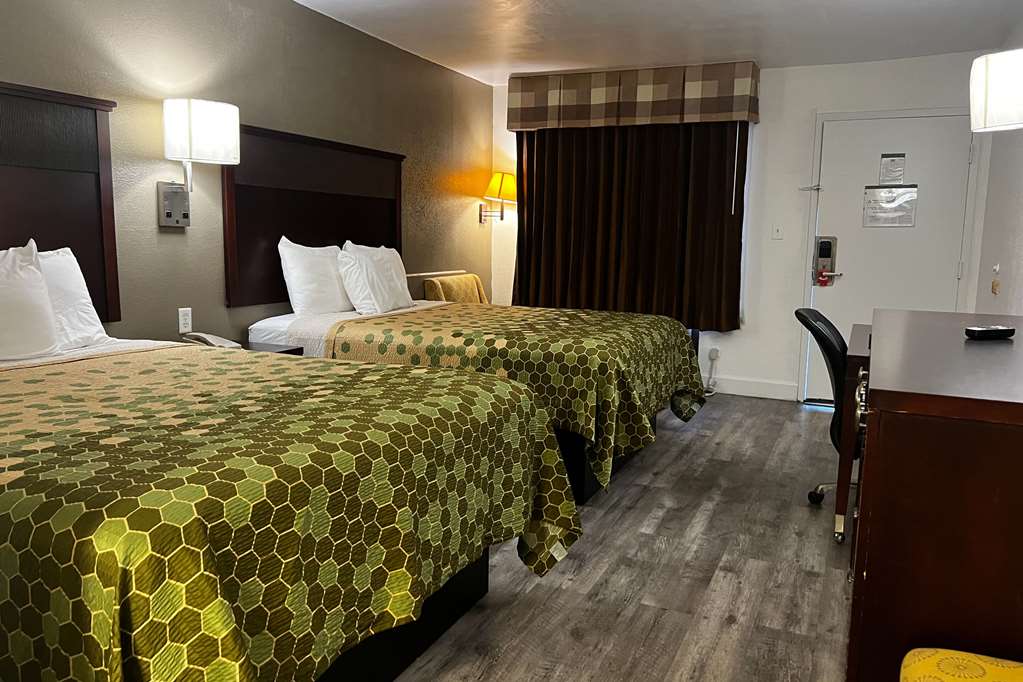 Econo Lodge Inn & Suites Macon North - photo 11