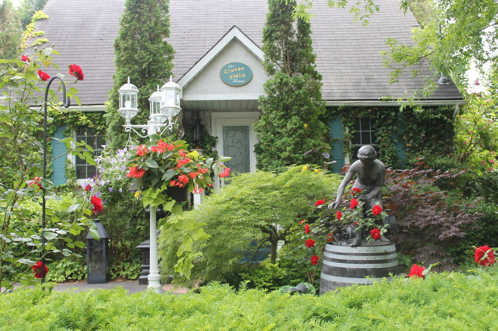 Clover Field House — 5-Star Luxury Hotel in Niagara Falls, Canada