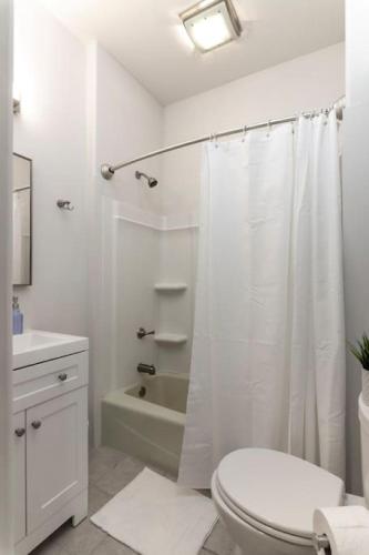 Deluxe 6 Bedroom 3 Min to Downtown w 2 car Driveway — 4-Star Luxury Hotel in Cincinnati, United States