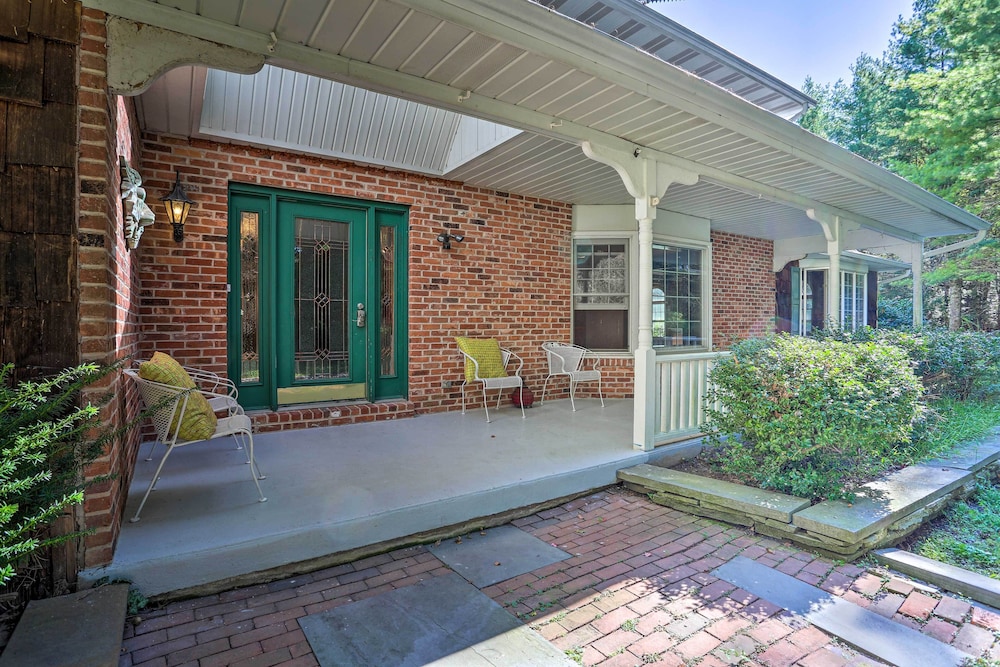 Charming Saylorsburg Retreat w Game Room & Patio — hotel in Saylorsburg