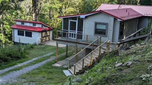 Red Roof mountain cabin with Starlink internet — 4-Star Luxury Hotel in Stanley, United States
