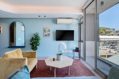 Bright & Cozy Modern Retreat