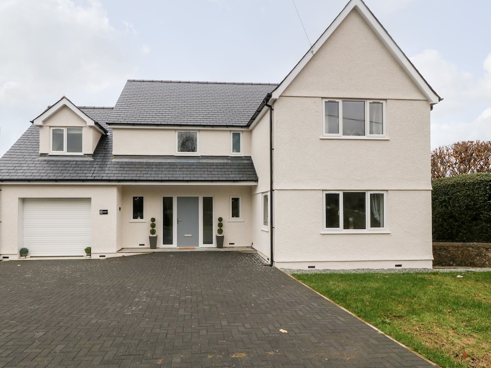 White Bull House — 4-Star Luxury Hotel in Amlwch, United Kingdom
