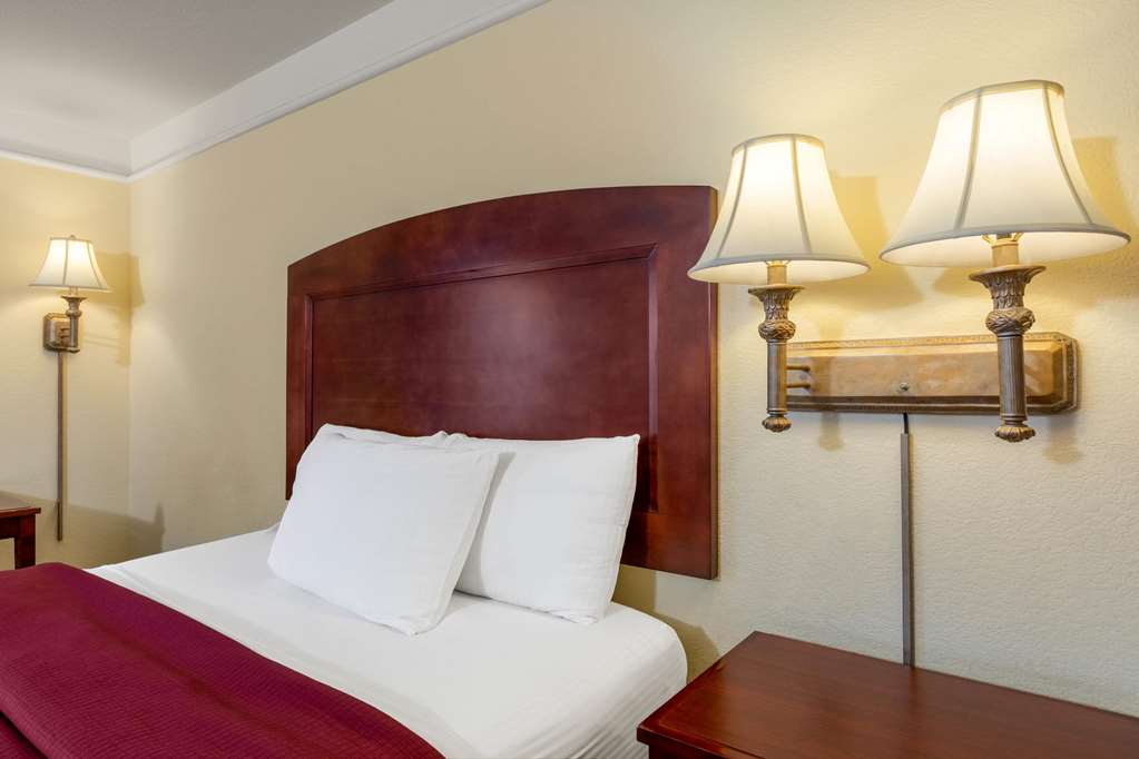 La Quinta Inn & Suites by Wyndham Dodge City - photo 8