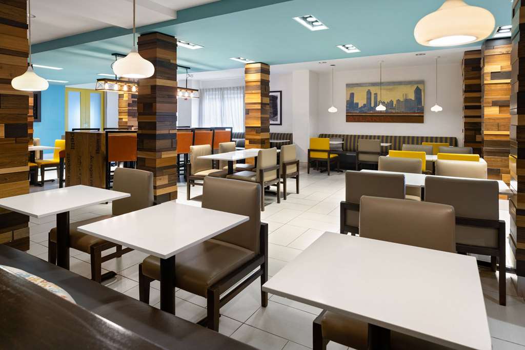 La Quinta Inn & Suites by Wyndham Atlanta Airport North - photo 9