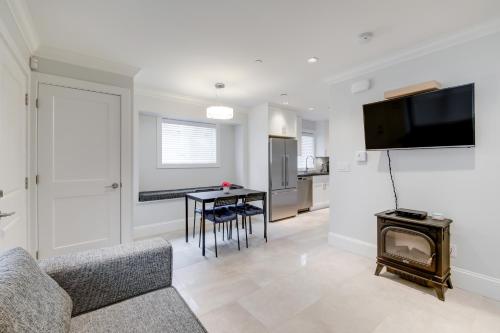 New Urban Modern Main Street House — 4-Star Luxury Hotel in Vancouver, Canada