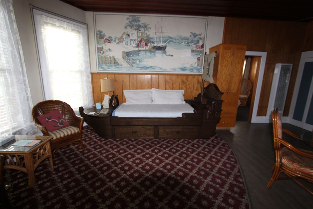 Edgewater Beach Inn - photo 25