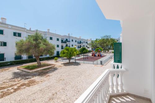 Casa do Lagar 2BDR 4 mins walk train station quiet balcony wi fi — 4-Star Luxury Hotel in Conceicao, Portugal