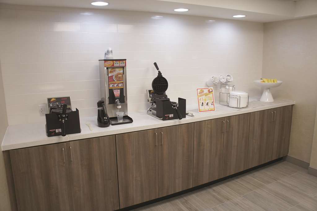La Quinta Inn & Suites by Wyndham Columbus MS - photo 30