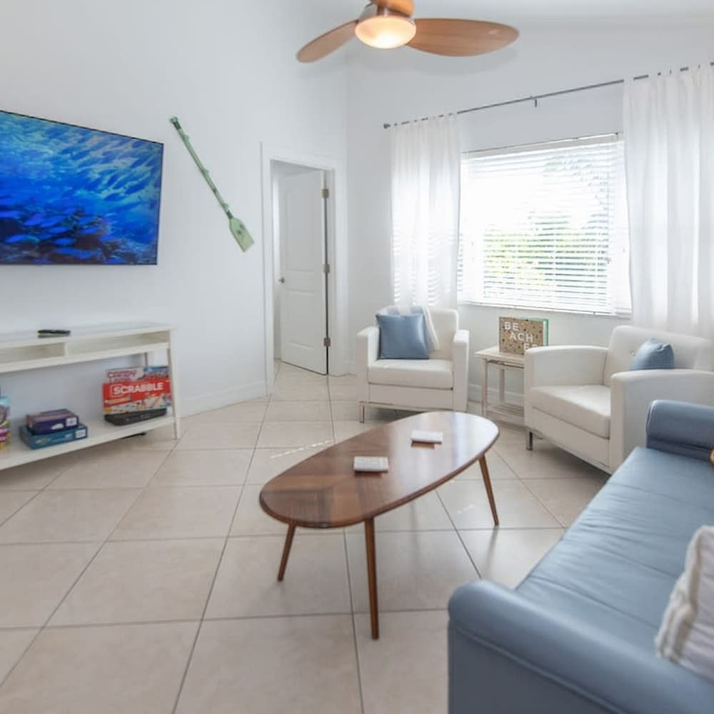 Clean Spacious Waterfront 2bd 2ba Sleeps 8 in Fort Pierce, United States